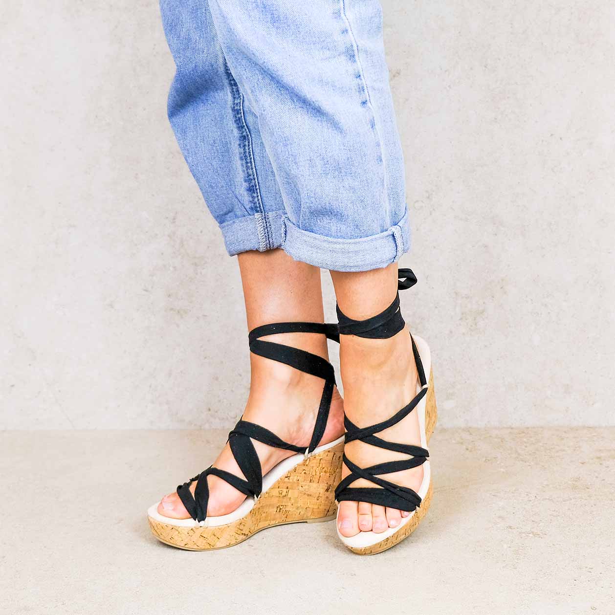 Chilon-cork-2_-lintsandalen-sandals-travelsandals-vegan-sustainable-sandals-wikkelsandalen-1.jpg