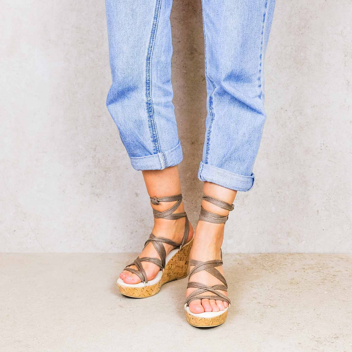 Desert-taupe_desert-linten-lintsandalen-sandals-travelsandals-vegan-sustainable-sandals-wikkelsandalen-1.jpg